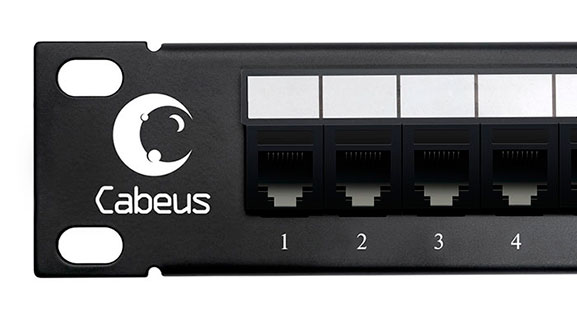 Патч-панель 19 (1U), 25 портов, RJ-11 (6P4C).<br />Вид спереди. Крупный план.